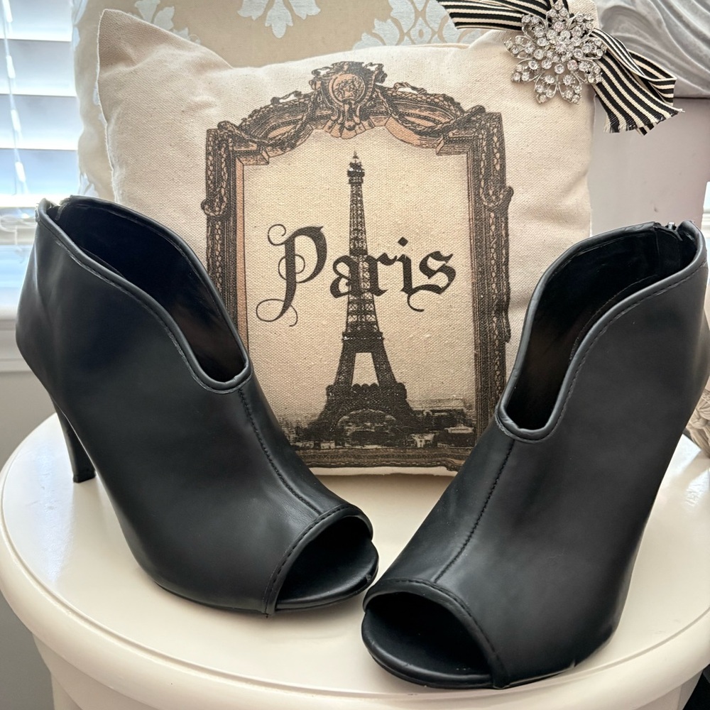 Cato Black Peep-Toe Heels Sleek Modern Design